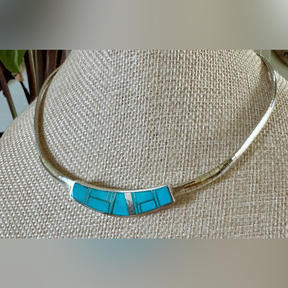 Chic Silver Necklace with Turquoise Inlay